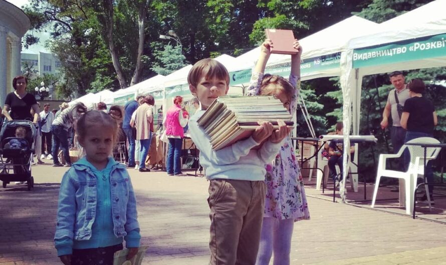 Маленькая, но победа. В мэрии Днепра передумали выбрасывать книжки из библиотек на свалку