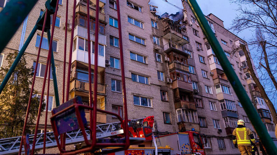 Вночі ворог поцілив по багатоповерхівці у Дніпрі