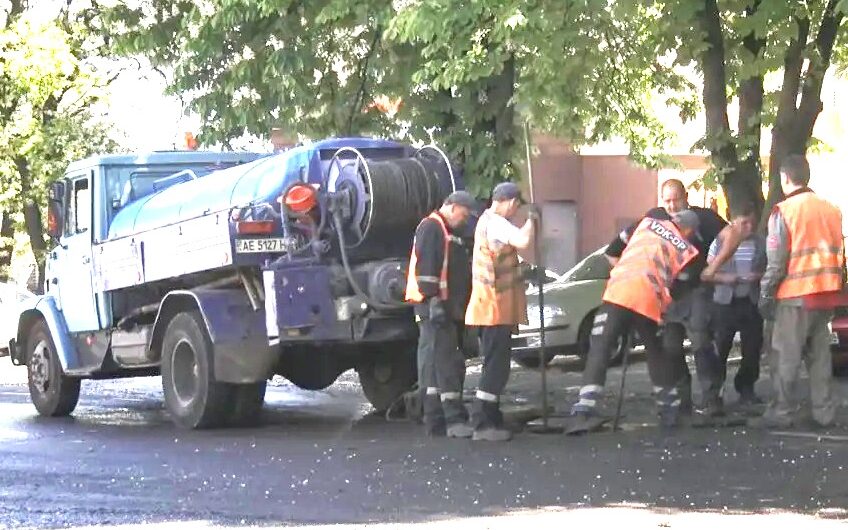 Вулицю у середмісті Дніпра затопило стічними водами
